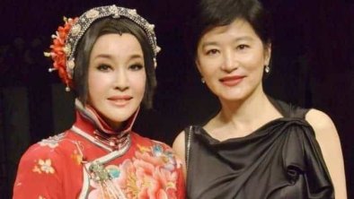 刘晓庆婚后亮相话剧舞台林青霞捧场