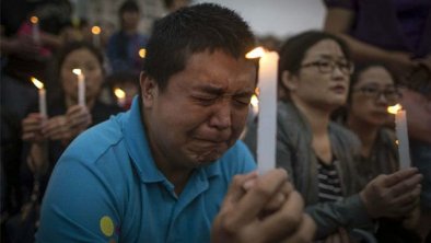 长江沉船事故遇难者家属痛哭