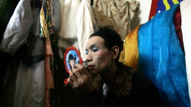 武汉的一名同性恋舞者在演出前化妆