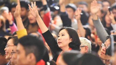 两会上提问的女记者