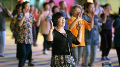山东潍坊街头的中国广场舞大妈