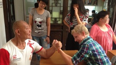 荷兰少年Mente Wester在慧灵智障人士服务社区做义工